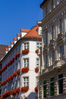 Münih, Almanya - 08 26 2011: Marienplatz yakınlarındaki Kaufinger Caddesi 'nde Zum Schonen Turm (Güzel Kule) Hirmer firması moda mağazası. Münih, Almanya