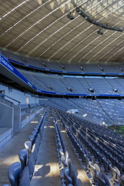 Münih, Almanya - 08: 26: 2011: Almanya 'nın Münih kentindeki boş Allianz Arena stadyumunun içi.