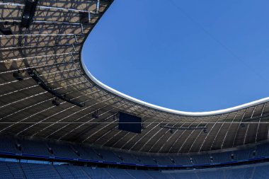 Münih, Almanya - 08: 26: 2011: Almanya 'nın Münih kentindeki boş Allianz Arena stadyumunun içi.