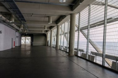 Münih, Almanya - 08: 26: 2011: Almanya 'nın Münih kentindeki boş Allianz Arena stadyumunun içi.