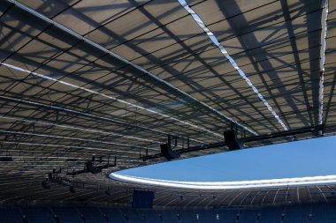 Münih, Almanya - 08: 26: 2011: Almanya 'nın Münih kentindeki boş Allianz Arena stadyumunun içi.