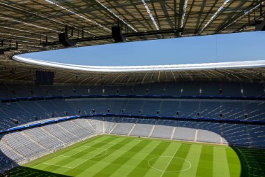 Münih, Almanya - 08: 26: 2011: Almanya 'nın Münih kentindeki boş Allianz Arena stadyumunun içi.