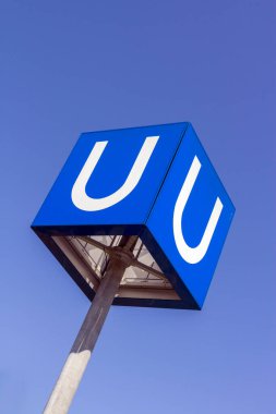 Almanya 'nın Münih şehrinde bir yaz günü U-Bahn yeraltı tabelası.