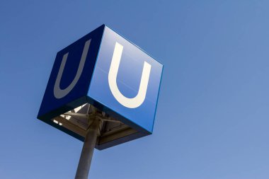 Almanya 'nın Münih şehrinde bir yaz günü U-Bahn yeraltı tabelası.