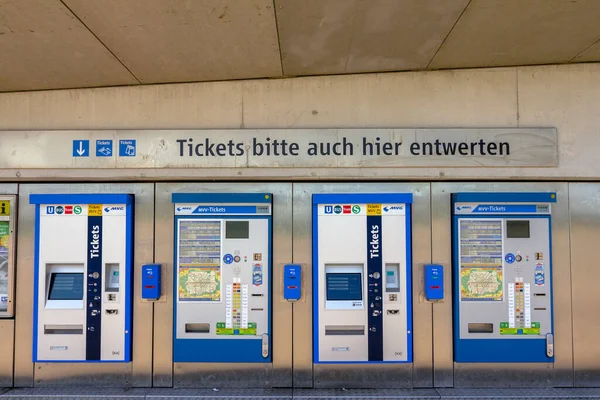 Münih, Almanya - 08: 26 2011: Almanya 'nın Münih kentindeki U-Bahn istasyonu.