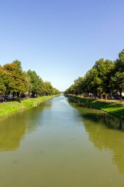 Almanya 'nın Münih şehrinde bir yaz günü Schlossgartenkanal.