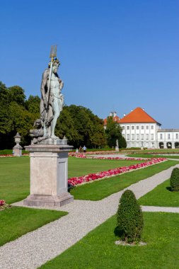Almanya 'nın Münih kentindeki Schloss Nymphenburg Sarayı' nda bir yaz günü heykel.