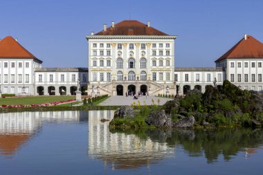 Schloss Nymphenburg (Nymphenburg Sarayı), Almanya 'nın Münih kentinde yaz günü.