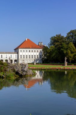 Schloss Nymphenburg (Nymphenburg Sarayı), Almanya 'nın Münih kentinde yaz günü.