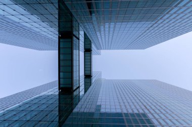 Yüksek binalar bir yaz gününde finansal bir diskte.