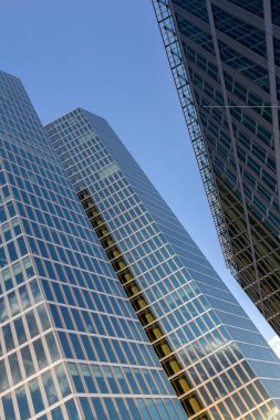 Yüksek binalar bir yaz gününde finansal bir diskte.