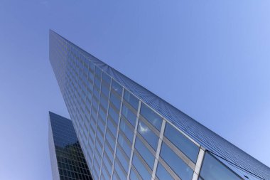 Yüksek binalar bir yaz gününde finansal bir diskte.