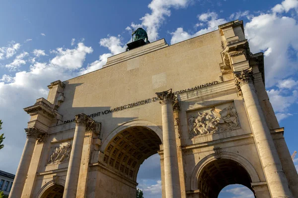 慕尼黑的胜利门 Siegestor 是一座三拱形的纪念拱门 顶部有一座巴伐利亚雕像和一个狮形四边形建筑 — 图库照片