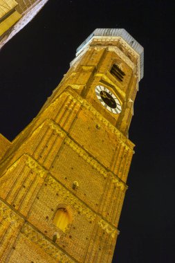 Ünlü Frauenkirche Münih, Almanya 'da bir yaz gecesinde.