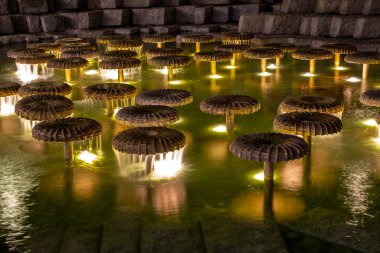 Wasserpilz Brunnen Çeşmesi Münih, Almanya 'da bir yaz gecesi.