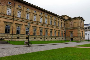 Münih, Almanya - 27 Ağustos 2011: Münih 'in merkezinde yer alan Alte Pinakothek Sanat Müzesi.
