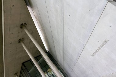 Münih, Almanya - 27 Ağustos 2011: Pinakothek der Moderne merkezi Münih 'te yer alan bir modern sanat müzesidir..