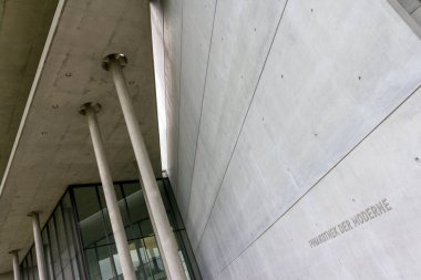 Münih, Almanya - 27 Ağustos 2011: Pinakothek der Moderne merkezi Münih 'te yer alan bir modern sanat müzesidir..