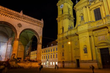 Feldherrnhalle (Field Marshals 'Hall) ve Münih, Almanya' daki Odeonsplatz 'daki Tiyatro Kilisesi.