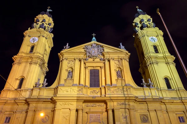 Münih, Almanya 'daki Odeonsplatz Tiyatro Kilisesi.