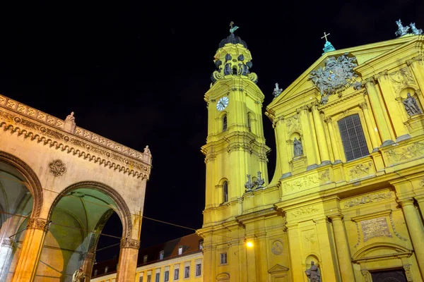 Feldherrnhalle (Field Marshals 'Hall) ve Münih, Almanya' daki Odeonsplatz 'daki Tiyatro Kilisesi.