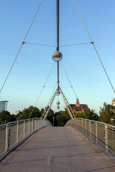 夏の日にドイツのミュンヘンの歩行者用橋 — ストック写真