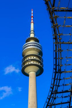 Münih, Almanya - 27 Ağustos 2011: Olimpiyat Kulesi Münih Olimpiyat Parkı Münih, Almanya.