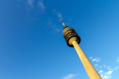 Münih, Almanya - 27 Ağustos 2011: Olimpiyat Kulesi Münih Olimpiyat Parkı Münih, Almanya.