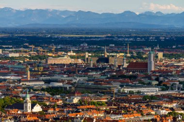Olimpiyat Kulesi 'nin Alplere yönelik gözlem platformundan Münih manzarası.