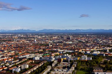 Olimpiyat Kulesi 'nin Alplere yönelik gözlem platformundan Münih manzarası.