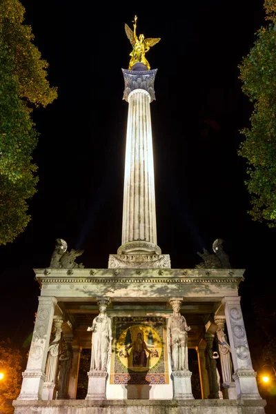 平和の天使 Freedensengel 夏の夜にボーゲンハウゼンのミュンヘン郊外にある記念碑です — ストック写真