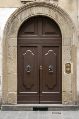 Floransa 'da eski bir kapı, İtalya' da bir yaz günü.