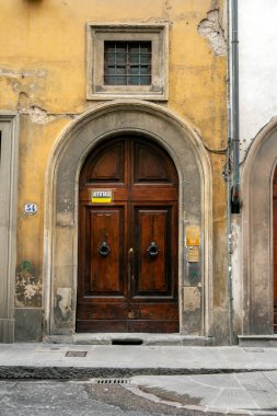 Floransa 'da eski bir kapı, İtalya' da bir yaz günü.