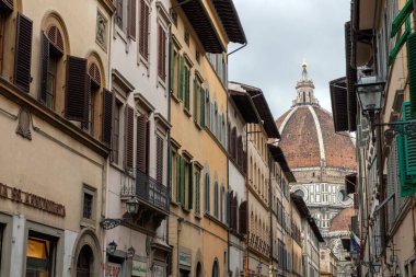 Floransa, İtalya - 7 Mayıs 2010: Floransa sokaklarında katedral (Cattedrale di Santa Maria del Fiore) arka planında.