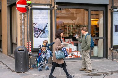 Floransa, İtalya - 7 Mayıs 2010: Floransa sokaklarında bir yaz günü.