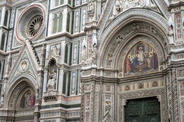 Floransa, İtalya 'da bulutlu bir yaz gününde Çiçekli Aziz Mary Katedrali.