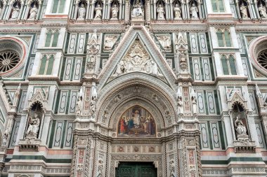 Floransa, İtalya 'da bulutlu bir yaz gününde Çiçekli Aziz Mary Katedrali.
