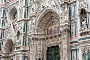 Floransa, İtalya 'da bulutlu bir yaz gününde Çiçekli Aziz Mary Katedrali.