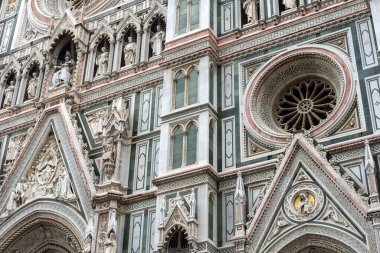 Floransa, İtalya 'da bulutlu bir yaz gününde Çiçekli Aziz Mary Katedrali.