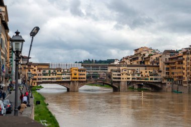 Ponte Vecchio, İtalya Floransa 'da Arno Nehri' ni geçen köprü..