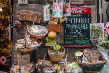 Florence, İtalya - 7 Mayıs 2010: Bir yaz günü İtalya 'nın Floransa kentinde bir marketin girişi.