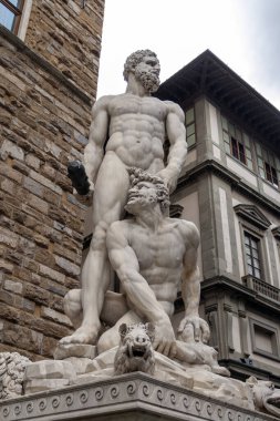 İtalya, Floransa 'daki Piazza della Signoria' daki Palazzo Vecchio 'nun önündeki Herkül ve Cacus heykeli.