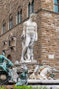 Floransa, İtalya 'daki Piazza della Signoria' daki Palazzo Vecchio 'nun önünde Fontana del Nettuno.