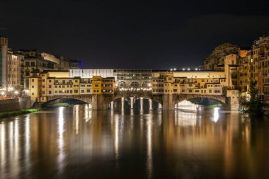 Ponte Vecchio, İtalya Floransa 'da Arno Nehri' ni geçen köprü..