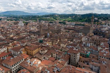 Floransa 'nın kırmızı çatıları, İtalya' da bir yaz günü. Floransa Katedrali 'nin çan kulesinden görüntü.