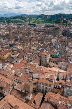 Floransa 'nın kırmızı çatıları, İtalya' da bir yaz günü. Floransa Katedrali 'nin çan kulesinden görüntü.