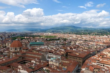Floransa 'nın kırmızı çatıları, İtalya' da bir yaz günü. Floransa Katedrali 'nin çan kulesinden görüntü.