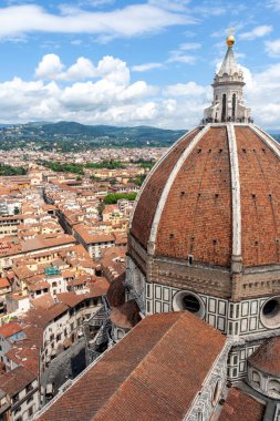 İtalya 'nın Floransa şehrinde bulutlu bir yaz gününde Aziz Mary Katedrali' nin kubbesi..