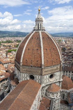 İtalya 'nın Floransa şehrinde bulutlu bir yaz gününde Aziz Mary Katedrali' nin kubbesi..