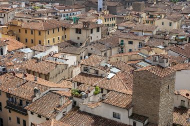 Floransa 'nın kırmızı çatıları, İtalya' da bir yaz günü. Floransa Katedrali 'nin çan kulesinden görüntü.